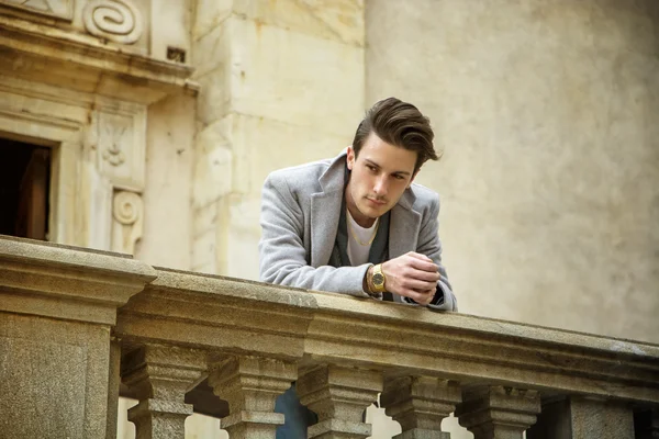 Elegantní mladý muž venku nosí vlněný kabát — Stock fotografie