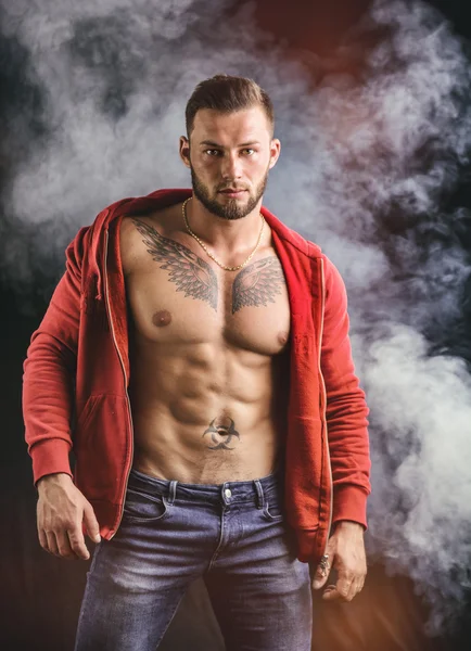 Bel homme musclé demi-nu commandes — Photo