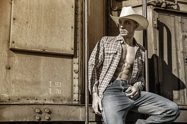 Sexy cowboy in topless posa contro il vecchio treno — Foto Stock