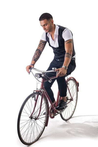 Getatoeëerde elegante man fietsen op de fiets — Stockfoto