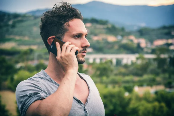 Knappe man doen een telefoongesprek — Stockfoto