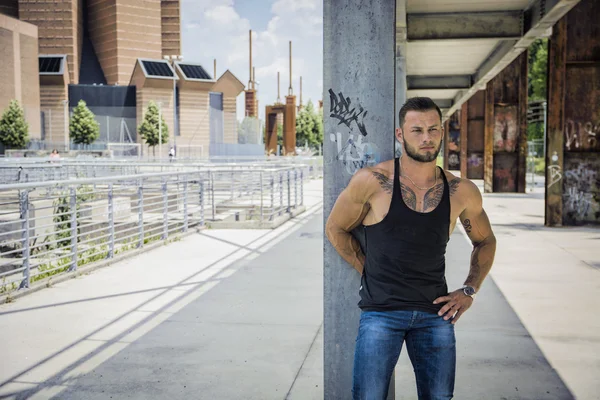 Gut aussehend Muskel Hunk Mann im Freien, inmitten der Stadt — Stockfoto