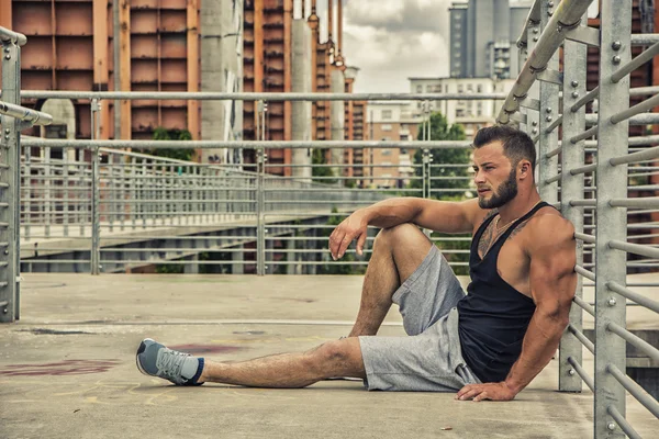 Uomo bello pezzo muscolare all'aperto in ambiente urbano — Foto Stock