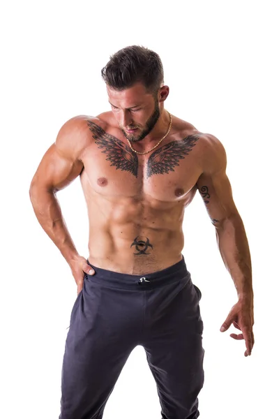 Bonito homem musculoso topless em pé, isolado — Fotografia de Stock