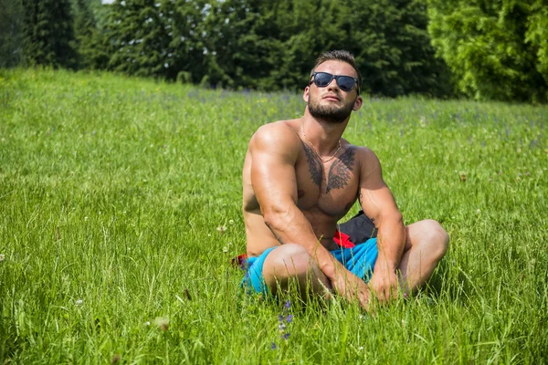 Fešák svalnatý bez košile muž venkovní v městském parku — Stock fotografie
