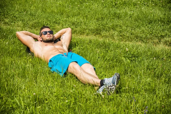 Przystojny Muskularny bez koszuli Hunk Man Outdoor w City Parku — Zdjęcie stockowe