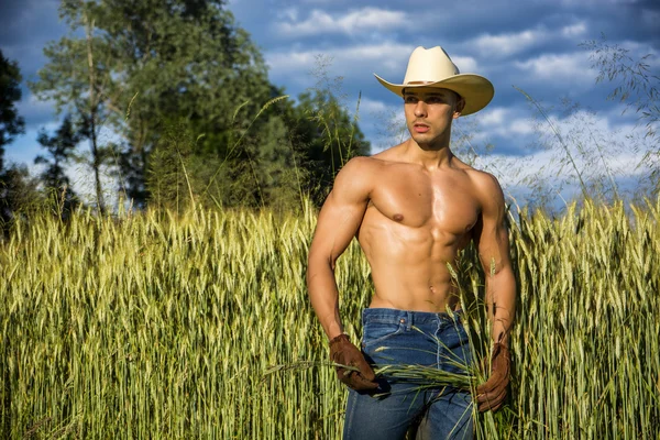 Retrato de homem rústico com chapéu de cowboy, sem camisa — Fotografia de Stock