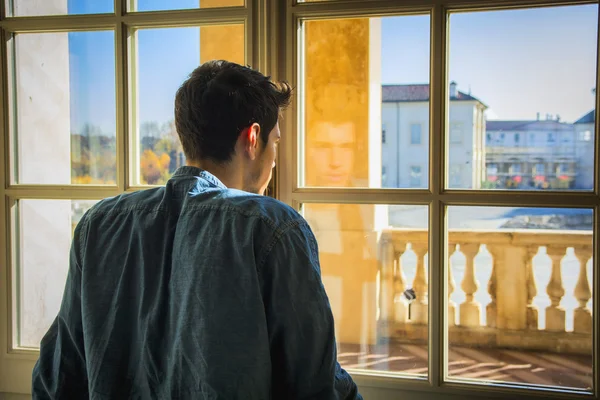 Tarihi binanın içinde yakışıklı delikanlı — Stok fotoğraf