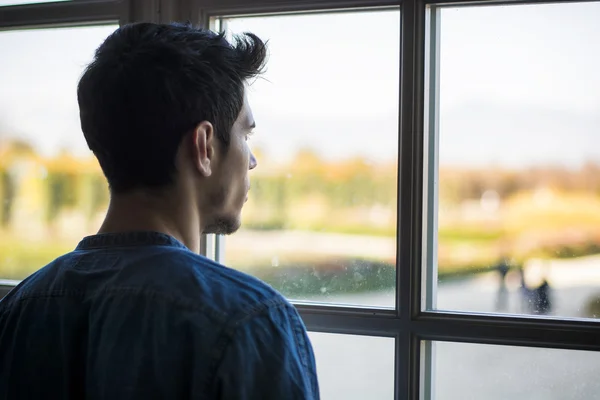 Jeune homme beau à l'intérieur de bâtiment historique — Photo