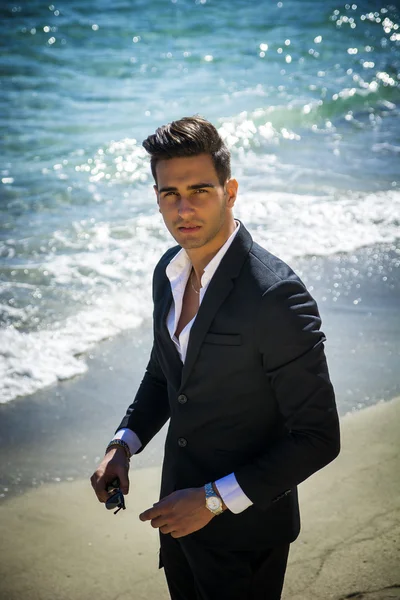 Hombre guapo en traje clásico en la playa — Foto de Stock