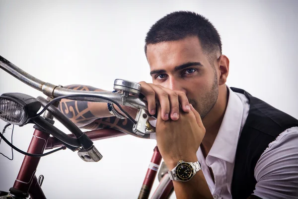 Getatoeëerde elegante man fietsen op de fiets — Stockfoto