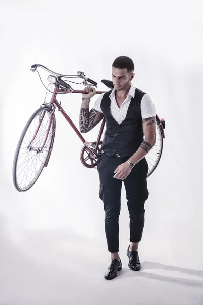 Tätowierter eleganter Mann mit seinem Fahrrad — Stockfoto