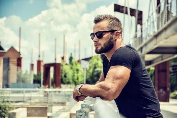 Hombre guapo Hunk Muscular al aire libre en entorno de la ciudad —  Fotos de Stock