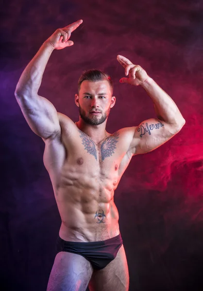 Bello topless muscolare uomo in piedi — Foto Stock