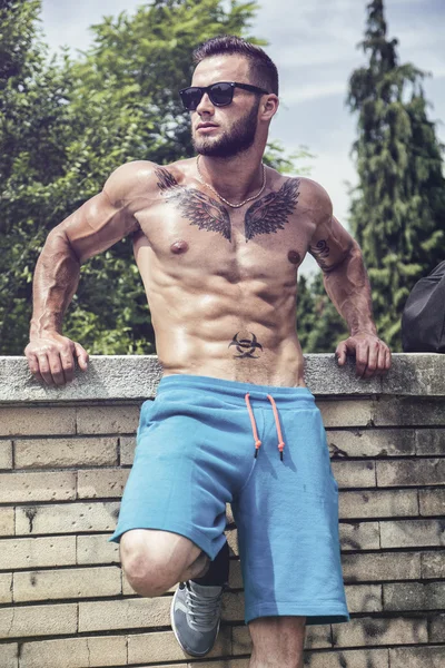 Knappe gespierde Shirtless Hunk Man Outdoor in City Park — Stockfoto