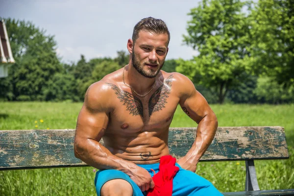 Muskularna koszulka Hunk Man Outdoor w parku miejskim — Zdjęcie stockowe