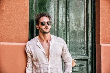 adam kapıyı karşı yaslanmış