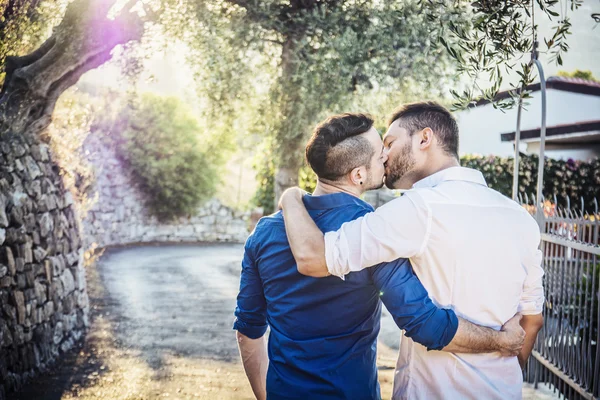 Homosexuální pár líbání — Stock fotografie