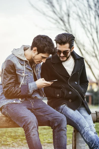 Giovani uomini lettura messaggio di testo — Foto Stock