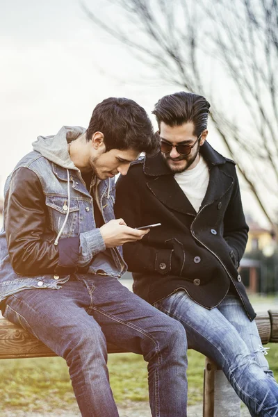 Jóvenes leyendo el mensaje de texto —  Fotos de Stock