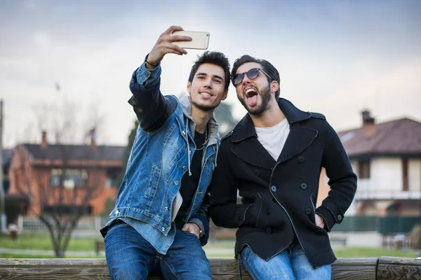 Genç erkek selfie alarak — Stok fotoğraf