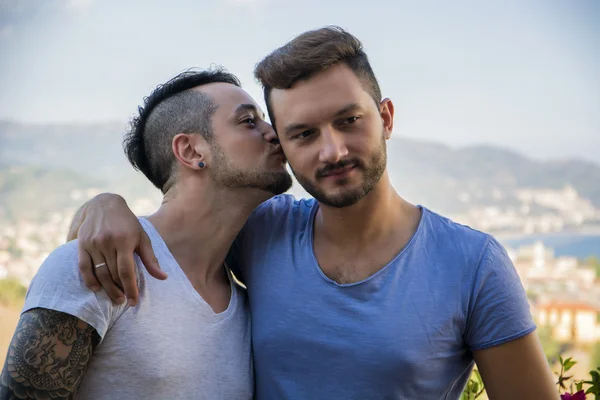 Gay couple kissing — Stock Photo, Image