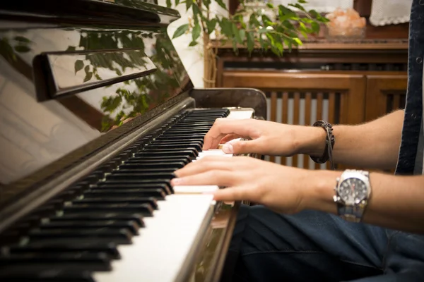 Männliche Hände beim Klavierspielen im Haus — Stockfoto