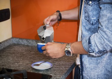 erkek ev mutfak dökerek espresso kahve kahve makinesi eller.