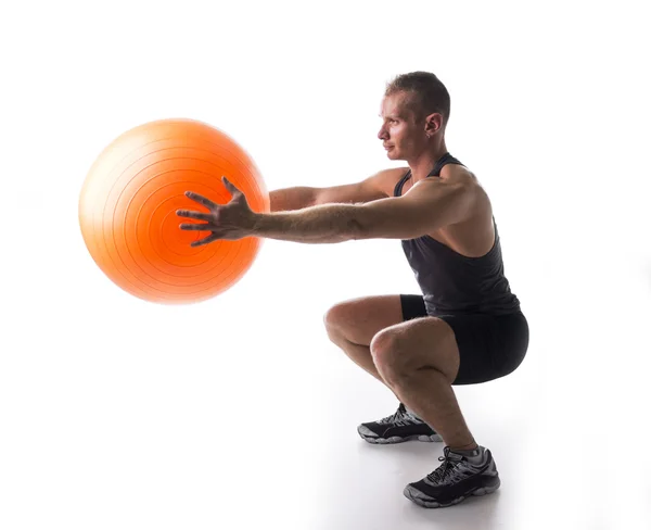 Hombre trabajando con una pelota de pilates —  Fotos de Stock