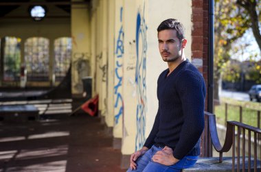 grunge binada yakışıklı genç