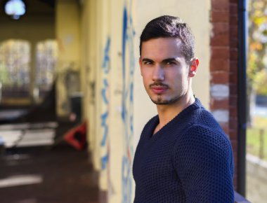 grunge binada yakışıklı genç