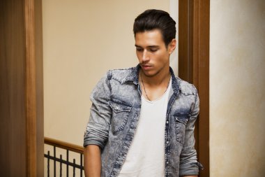 çekici bir genç adam kapalı