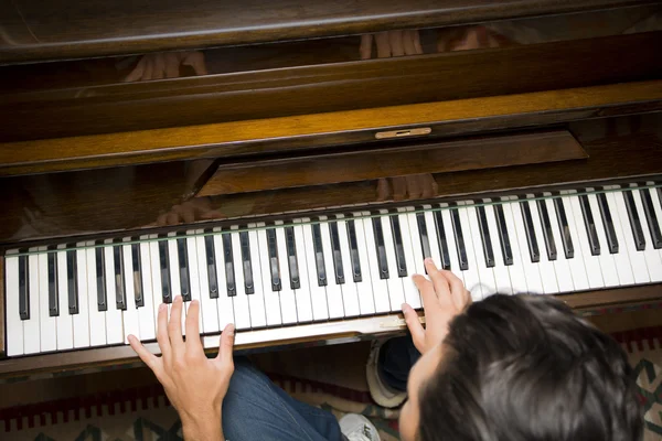 Mãos masculinas tocando piano dentro de casa — Fotografia de Stock