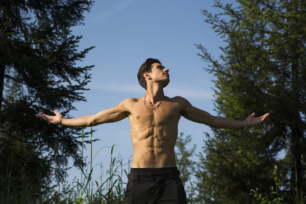 Shirtless young man celebrating nature — Stock Photo, Image