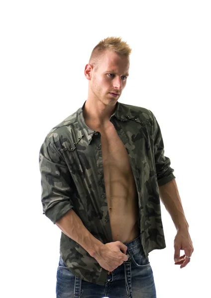 Apto modelo masculino vestindo jaqueta camuflada no peito nu — Fotografia de Stock