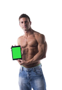seksi kas gömleksiz genç adam boş tablet pc holding