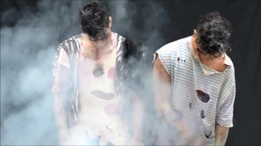 Garip bir şekilde hareket iki erkek zombi. Duman ile koyu arka plan