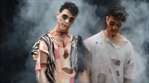 Deux zombies masculins effrayants dansant une danse stupide en studio — Video