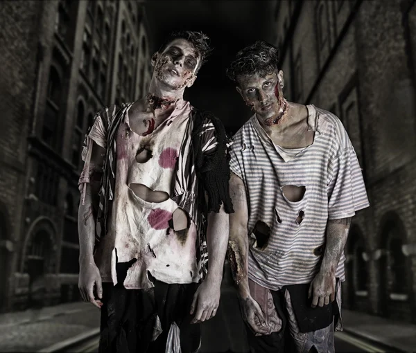 Twee mannelijke zombies permanent in de lege straat — Stockfoto