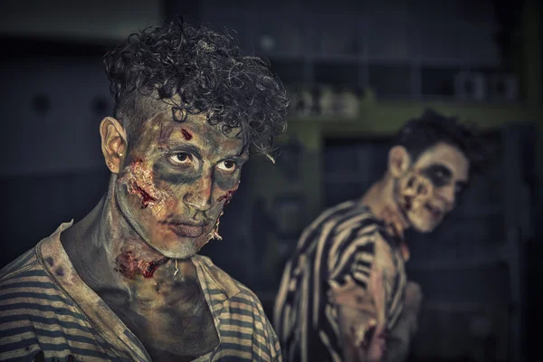 Deux zombies mâles debout en plein air dans la nuit d'Halloween — Photo