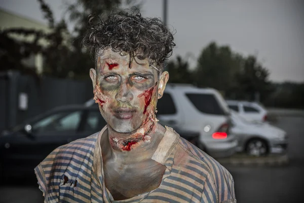 Um zumbi masculino em pé na rua no dia das Bruxas da cidade vazia — Fotografia de Stock