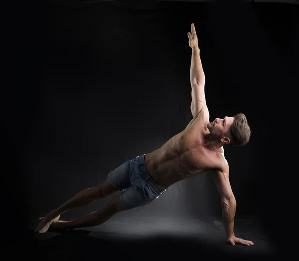 Ung sexig bar överkropp Man Stretching på golvet — Stockfoto