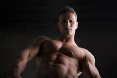 Çekici gömleksiz kaslı adam aşağıdan gördüm