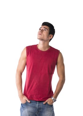 Çekici bir genç adam kırmızı tanktop ve kot pantolon, ararken