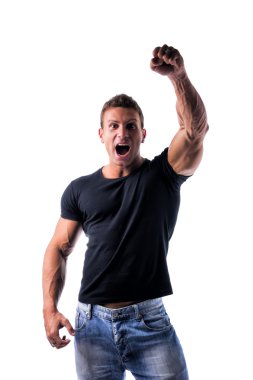 Havada, mutlu ve neşeli kaldırdı yumruk ile başarılı seksi genç adam