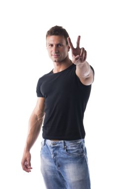 Parmak ile zafer işareti yapan başarılı seksi genç erkek