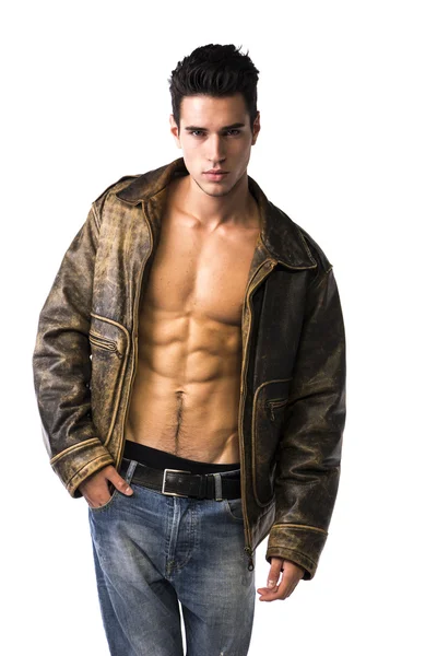 Hombre joven guapo con chaqueta de cuero en el torso desnudo — Foto de Stock