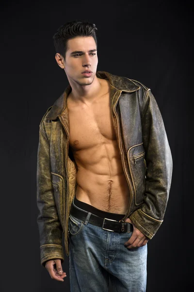 Hombre joven guapo con chaqueta de cuero en el torso desnudo —  Fotos de Stock