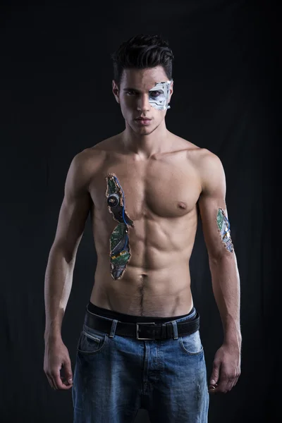 Detailní záběr Atraktivní nahý svalnatý muž s robotickou pletí umění — Stock fotografie