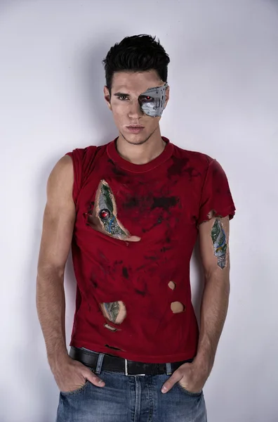 Atraktivní mladý muž s robotickou pletí umění a roztrhl tričko — Stock fotografie